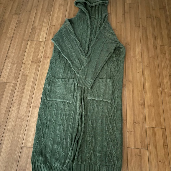 Beautiful brand new green color thick long jacket with a hoodie - Picture 2 of 3